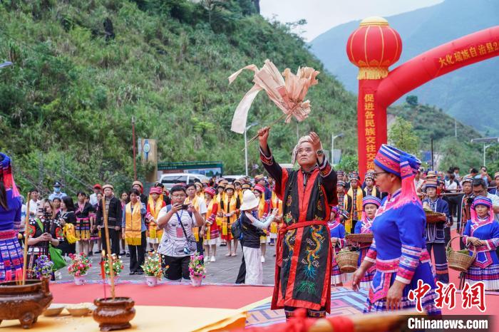 圖為布努瑤民眾在密洛陀始祖塑像前進行祭祀?！￡惞谘?攝