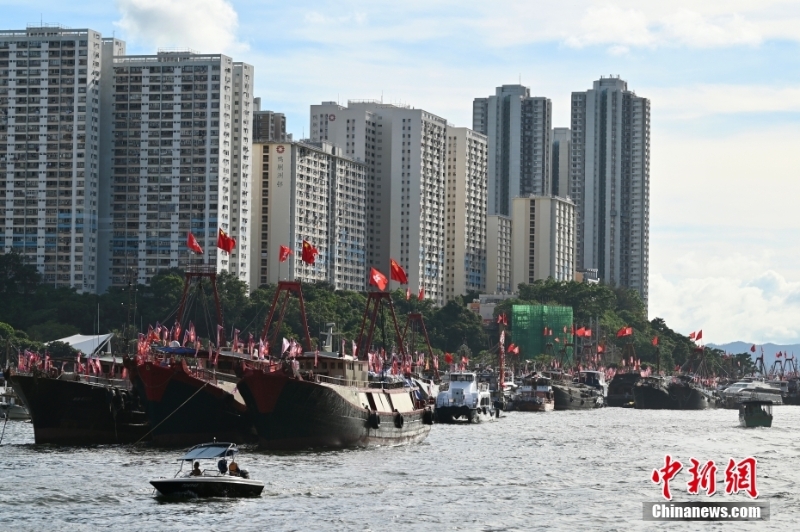 香港仔避風(fēng)塘漁船掛國旗及區(qū)旗慶回歸