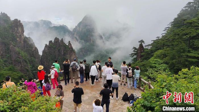 資料圖：夏日黃山云霧繚繞?！≡S永杰 攝