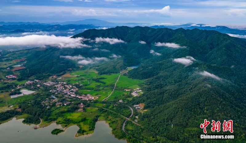 航拍江西新余雨后湖光山色秀美如畫