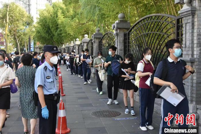 上海高考首日：應(yīng)對各種突發(fā)狀況警方“鐵騎”護(hù)考小分隊來了