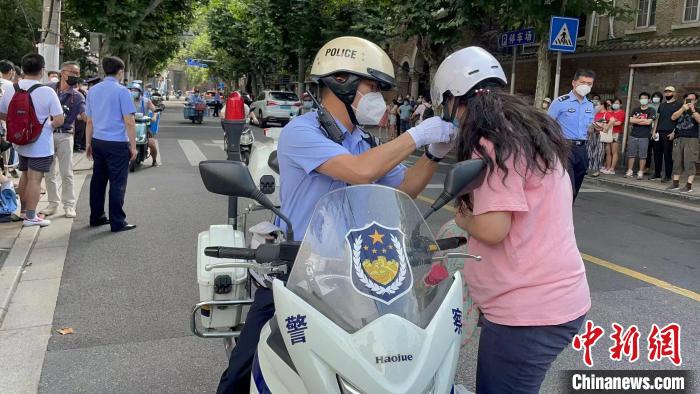 當(dāng)日8時45分許，在在護(hù)考民警郭澆的一路飛馳之下，考生小夏(化名)及時趕到了市西中學(xué)考點(diǎn)。　上海警方供圖