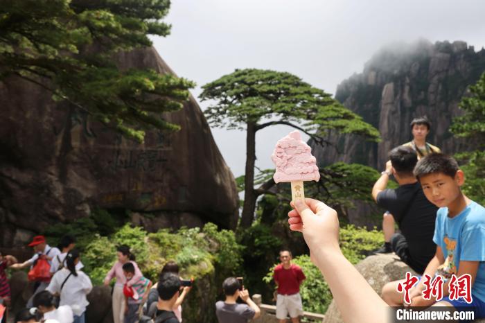 暑期旅游升溫，安徽黃山游人如織?！〕烧郭i 攝