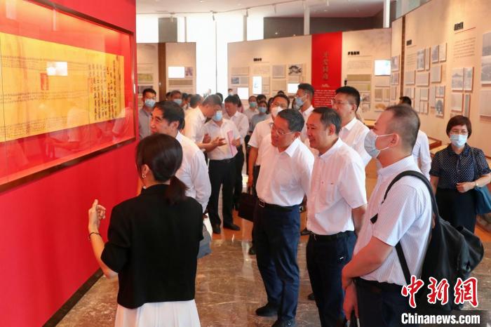 開展儀式結束后，領導嘉賓和臺胞臺商臺青代表參觀了展覽?！×种窘?攝