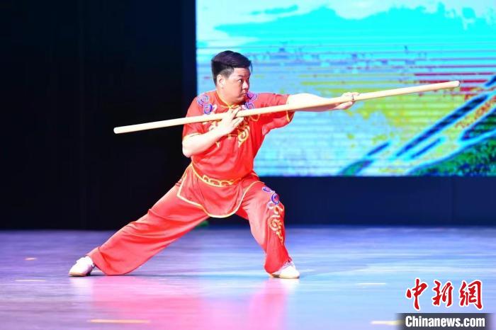 兩岸武術(shù)選手進(jìn)行武術(shù)展演?！≈鬓k方提供