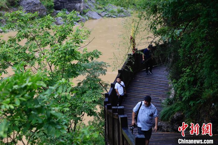 國際知名攝影師走進廣元朝天明月峽領略蜀道千年古棧道魅力