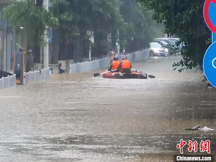 強降雨導(dǎo)致粵北韶關(guān)出現(xiàn)嚴重內(nèi)澇，救援人員在搜救被困人員(資料圖) 韶關(guān)市政府 供圖