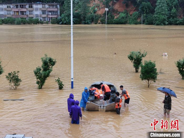 強降雨導(dǎo)致粵北韶關(guān)出現(xiàn)嚴重內(nèi)澇，救援人員在轉(zhuǎn)移被困人員(資料圖) 韶關(guān)市政府 供圖