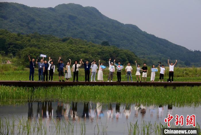 國際知名攝影師、媒體人們走進(jìn)廣元利州?！⊥趵?攝