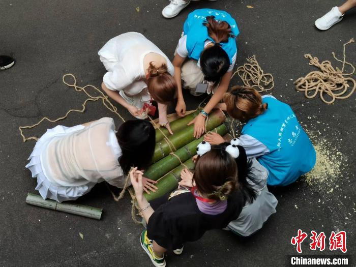 港澳臺青年們動手為大熊貓制作飼養(yǎng)用具?！⊥趵?攝