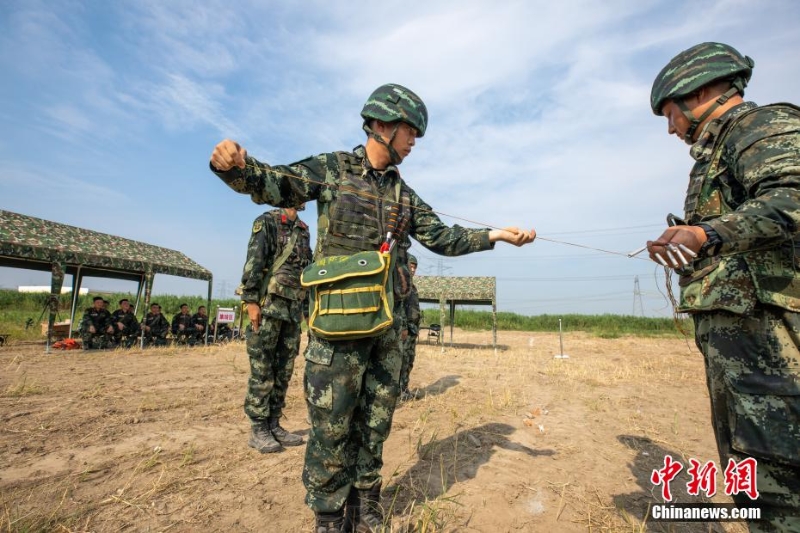 40℃高溫 武警上?？傟?duì)“三實(shí)”訓(xùn)練戰(zhàn)味十足