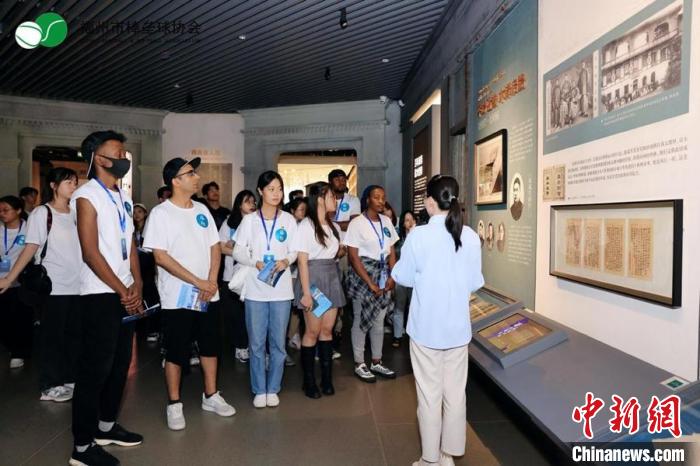 圖為實踐隊員觀看商務印書館史跡展?！「＝◣煼洞髮W海外教育學院 供圖