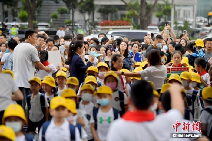 資料圖：新生家長們目送學生進入校園。 <a target='_blank' href='/'>中新社</a>記者 張瑤 攝