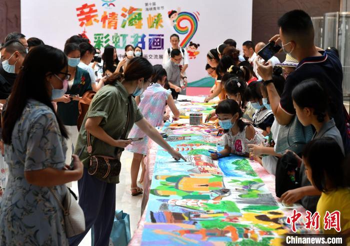 以書畫為載體、以親情為主題的榕臺中小學生書畫交流展已走過八屆，旨在增進兩岸青少年的了解與友誼。　呂明 攝