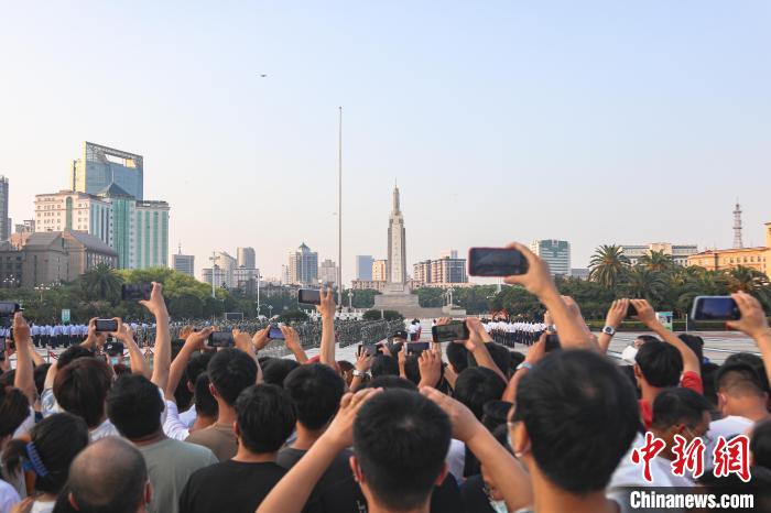 圖為不少市民在八一廣場上觀看升旗儀式。　劉力鑫　攝