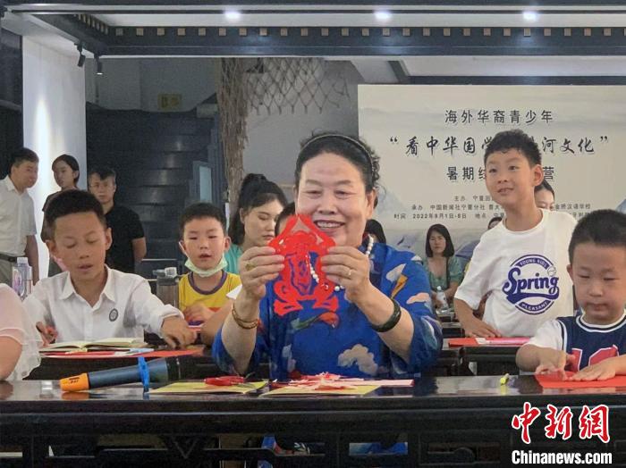 數(shù)百名海外華裔青少年“云端”相聚游“塞上江南”