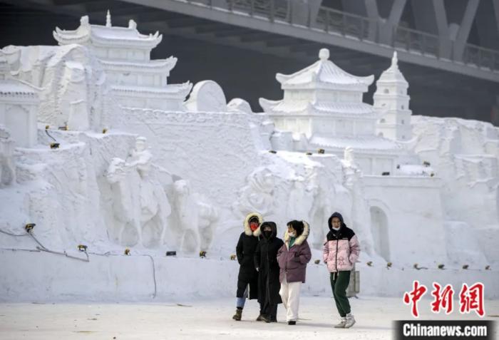 新疆昌吉的“絲綢之路”大型主題雪雕。<a target='_blank' href='/'>中新社</a>記者 劉新 攝

