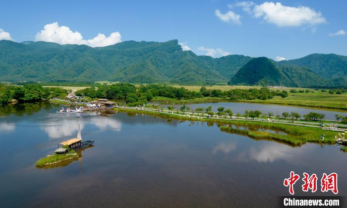 圖為航拍神農架大九湖高山濕地風光 鄭子顏 攝