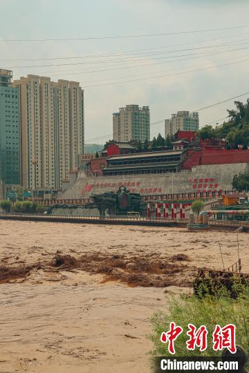 強降雨天氣導致呂梁市柳林縣暴發(fā)山洪?！⒐诃?攝