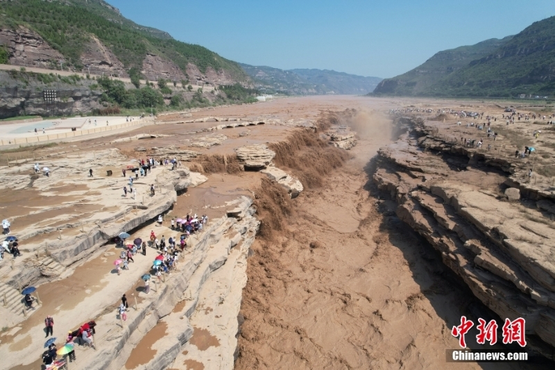 黃河壺口瀑布吸引各地游客