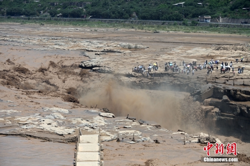 黃河壺口瀑布吸引各地游客