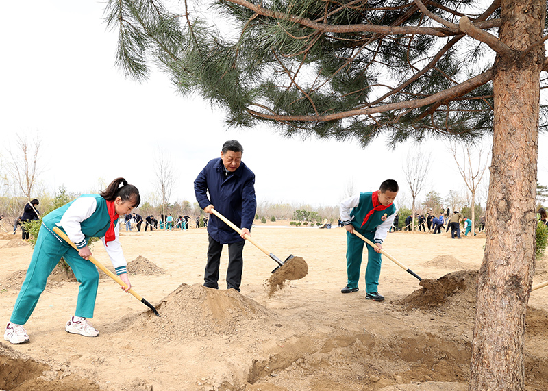 　2022年3月30日，習(xí)近平等黨和國(guó)家領(lǐng)導(dǎo)人來(lái)到北京市大興區(qū)黃村鎮(zhèn)參加首都義務(wù)植樹(shù)活動(dòng)。這是習(xí)近平同大家一起植樹(shù)。