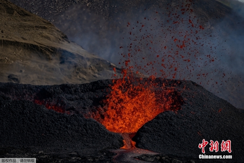 冰島火山持續(xù)噴發(fā) 巖漿從心形火山口涌出