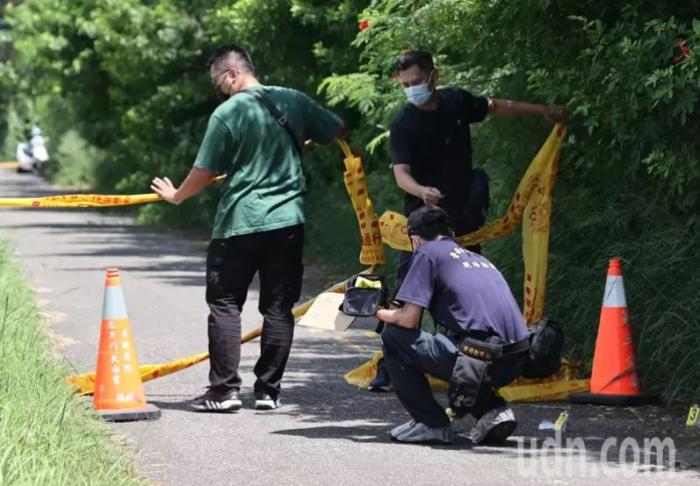 臺南市兩名警察22日在臺南安南區(qū)追查失竊贓車，遭到兇嫌林某持刀攻擊殉職，距離兇嫌攻擊第一現(xiàn)場約100米外的道路，鑒識人員在路上采到疑似兇嫌可疑血跡。 圖片來源 臺灣《聯(lián)合報 》 劉學(xué)圣 攝