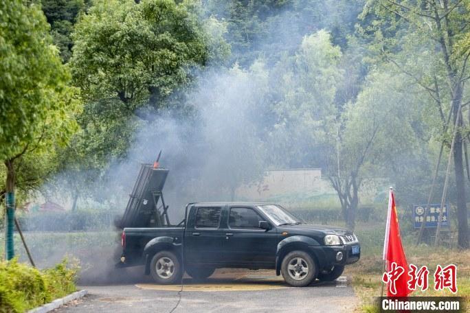 資料圖：增雨火箭彈發(fā)射 伊凡 攝