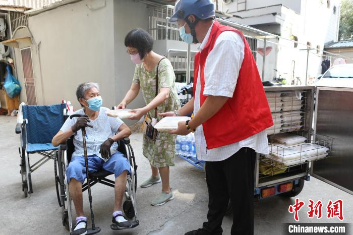 李加茂是上海的一名社區(qū)送餐員，他主要負責長壽路街道的助老送餐服務?！埡鄠?攝