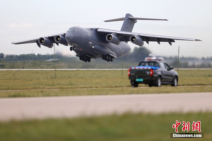 8月26日，中國空軍航空開放活動暨長春航空展在吉林長春舉辦。圖為運-20飛行展示。 <a target='_blank' href='/'>中新社</a>記者 富田 攝