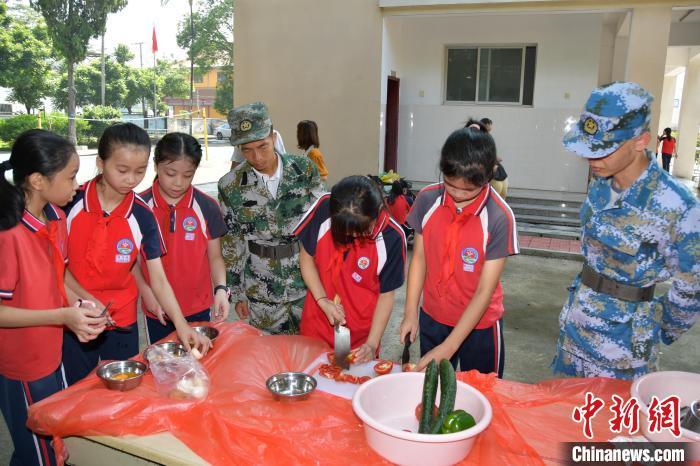 退役軍人服務(wù)站退役軍人指導(dǎo)學(xué)生切菜。漳州市退役軍人事務(wù)局供圖