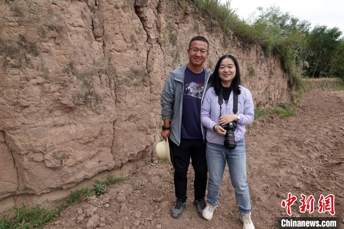 南佐遺址九座大型夯土臺之一的土臺遺存前，考古隊骨干成員李小龍與考古同行的妻子袁曉合影?！?lt;a target='_blank' href='/'>中新社</a>記者 孫自法 攝