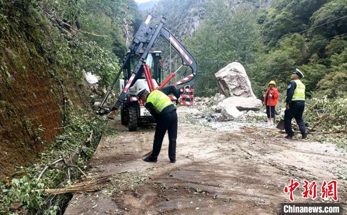 交警和救援力量正在疏通受損道路?！「首沃莨簿止﹫D