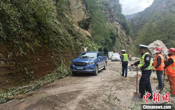 甘孜州公安交警等救援力量正在搶通地震中受損的道路，疏散車輛?！「首沃莨簿止﹫D