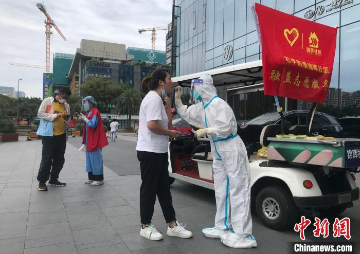 流動核酸采樣車正在進行核酸采樣，掃碼、采樣同步進行，用時不到1分鐘?！⊥趵?攝