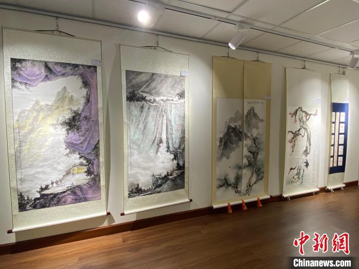 展覽展出多幅畫作。　魏華都 攝