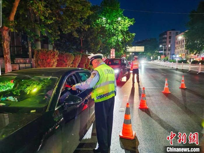 資料圖：交警設(shè)卡查酒駕。　安徽省公安廳交警總隊(duì)供圖