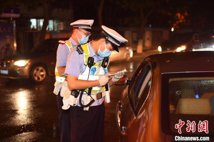 資料圖：天津民警正在對(duì)車(chē)輛進(jìn)行檢查。天津市公安局供圖