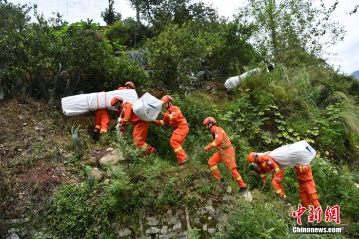 資料圖：消防員徒步運(yùn)送帳篷物資。 張浪 攝