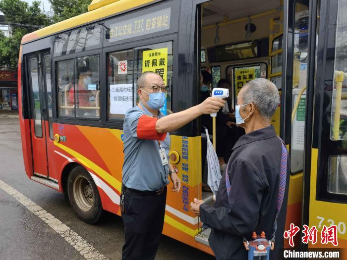 成都街頭現(xiàn)“核酸檢測(cè)流動(dòng)服務(wù)公交車(chē)”?！〕啥际泄患瘓F(tuán)供圖