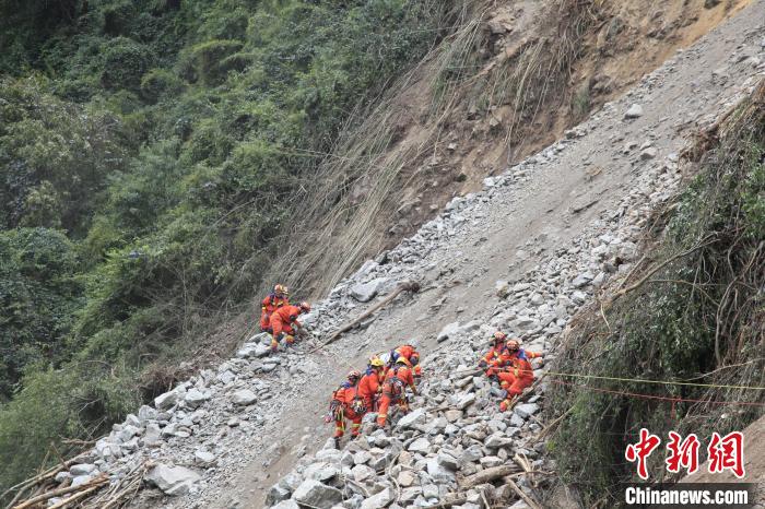 李柔拍攝的地震救援畫面?！∈茉L者供圖