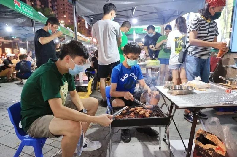 9月10日中秋節(jié)，臺灣臺北市民在大葉高島屋廣場烤肉。圖片來源：臺灣聯(lián)合新聞網(wǎng)