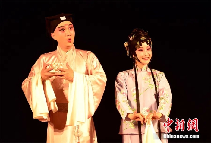 2019年7月，昆曲《浮生六記》在法國(guó)巴黎18區(qū)政府慶典大廳上演。<a target='_blank' href='/'>中新社</a>記者 李洋 攝
