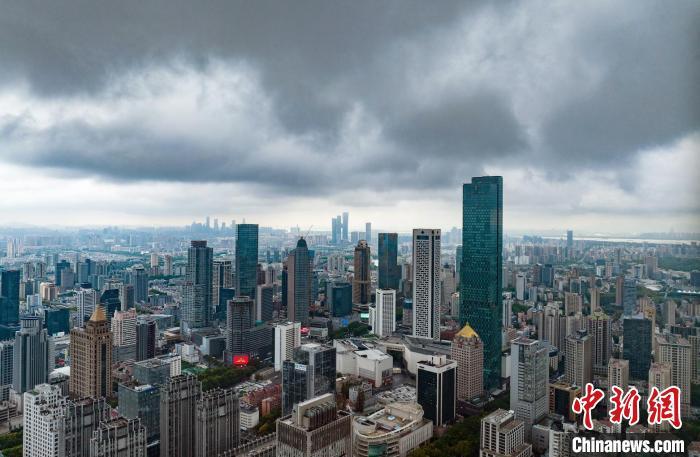 13日，受臺(tái)風(fēng)“梅花”外圍影響的南京上空?！°蟛?攝