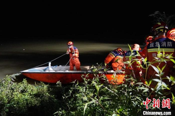 雅安消防抵達新民鎮(zhèn)碼頭，利用沖鋒舟轉移群眾?！∴嶓们?攝