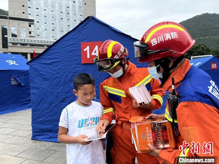 消防員深入集中安置點開展消防安全宣講工作?！∴嶓们?攝