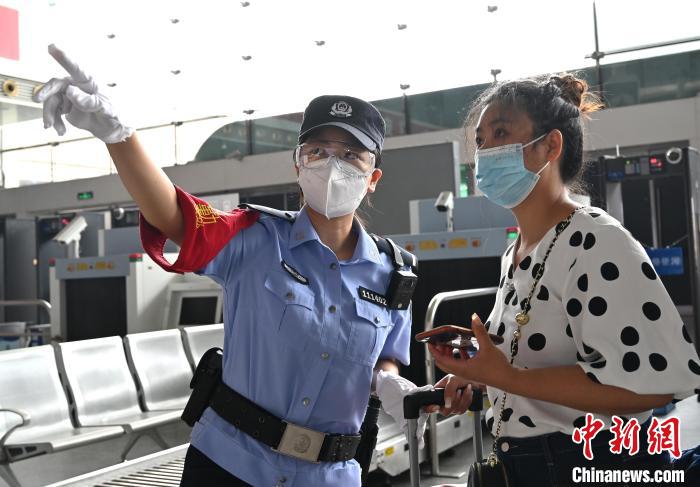 成都鐵路公安處成都東車站派出所民警常琴茜在候車廳為旅客指引候車口?！“苍?攝