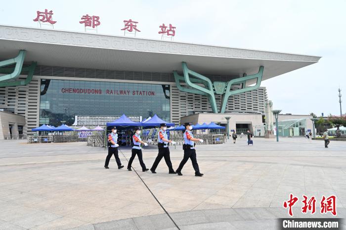 成都鐵路公安處成都東車站派出所民警在車站巡邏?！“苍?攝