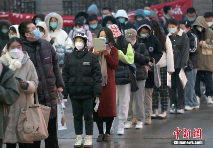 資料圖：考生在陜西省西安市的西安醫(yī)學院考點外等待入場。 <a target='_blank' href='/'>中新社</a>記者 張遠 攝